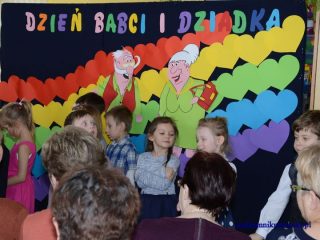 Przedszkolaki z oddziału 0e zaprosiły babcie i dziadków