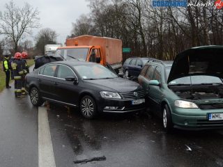 Zderzenie trzech aut na DK nr 7 w miejscowości Modła