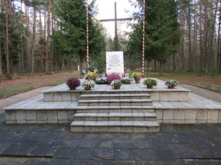 Razem trzeba odnowić pomnik pod Białutami