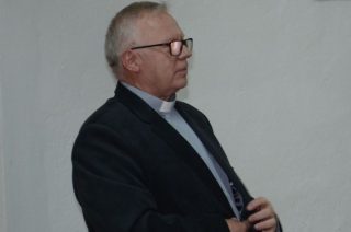 Ks. proboszcz Jan Cegłowski informuje w kościele o zawieszeniu katechetki