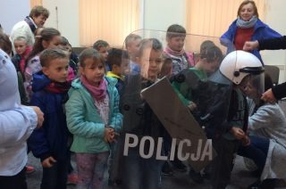 W Szkole Podstawowej nr 3 poznajemy zawód  policjanta