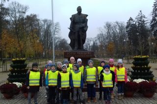 Pierwszoklasiści ze Szkoły Podstawowej nr 3 z wizytą u marszałka Józefa Piłsudskiego