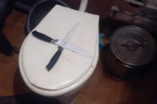 W Turzy Wielkiej latające klocki, roztrzaskany kieliszek i skrzyżowane na sedesie noże
