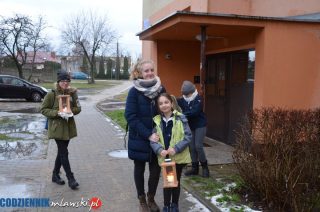 Harcerze roznoszą Betlejemskie Światło Pokoju