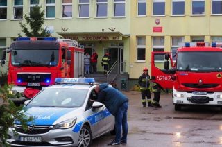 AKTUALIZACJA: Rozpylony gaz, trwa ewakuacja uczniów w „siódemce”. Do szpitala zabrano 11 dzieci [zdjęcia]
