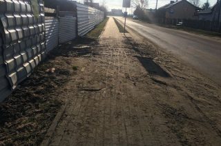 Zabłoconym chodnikiem nie da się przejść