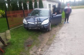 Giednia. Opel uderzył w ogrodzenie. Aktualizacja