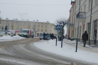 Trzech na jednego. Grozili pozbawieniem życia i pobili dwudziestolatka  [FOTO]