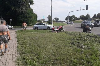 Ford uderzył w motorowerzystę. Wypadek na skrzyżowaniu  ul. Warszawskiej z siódemką