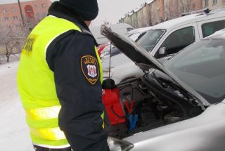 Strażnicy miejscy pomagają uruchomić zamarznięte samochody