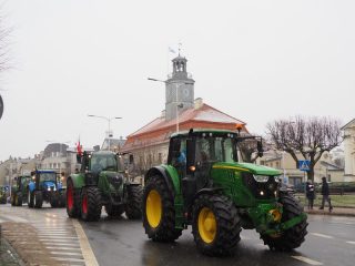 Ogromne ciągniki w centrum miasta. Również w Mławie trwa rolniczy protest [FOTO]
