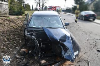 Kompletnie rozbił auto. Wypakowywał z niego rzeczy i zdejmował tablicę rejestracyjną