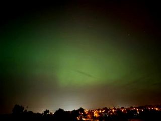 Malownicza zorza polarna nad Mławą