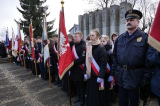 Kwiaty i znicze w rocznicę mordu na Kalkówce