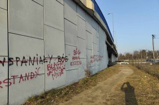 Malowały napisy na wiadukcie. Staną przed sądem