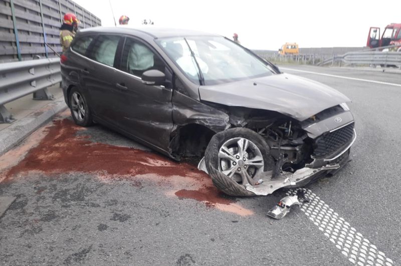 Na „siódemce” koło Wiśniewa auto uderzyło w barierę