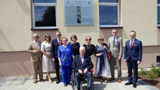Mława uczciła twórcę miejskiej sieci wodociągowej. Pamiątkowa tablica na budynku WOD-KAN