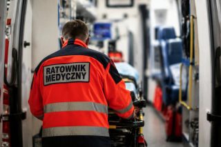 Potrzebował pomocy, a zamiast ją przyjąć, zaatakował ratownika medycznego