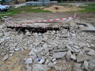 Na placu budowy jest pusto i niebezpiecznie