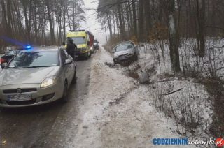 Piekiełko. Opel astra uderzył w drzewo