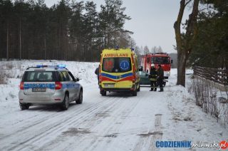 Lewiczyn.  Nissan uderzył w przydrożne drzewo