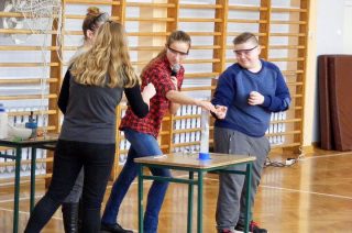 Pokaz doświadczeń chemicznych. Buchało, dymiło i iskrzyło