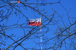 Biało – czerwona. Zmięta, poszarpana i brudna