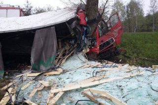 Mława. Ciężarowe Volvo zatrzymało się na drzewie – aktualizacja