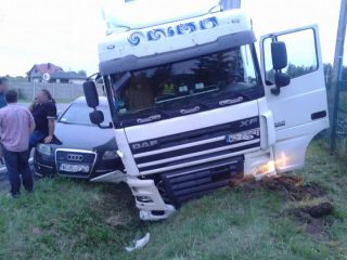 Szydłówek. Ciężarowy DAF z kradzioną naczepą zderzył się z Audi
