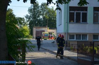 Nieprzytomną kobietę ze szkolnego boiska zabrało pogotowie