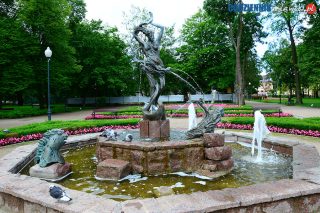 Co się kryje w miejskiej fontannie? Kąpiel na własne ryzyko!