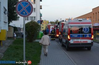 Strażacy użyli drabiny by pomóc starszej osobie