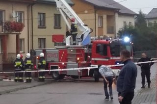 Policjanci ewakuowali z palącego się domu kobietę z kilkudniowym dzieckiem