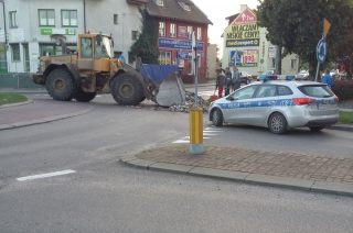 Na rondzie z naczepy wysypały się śmieci