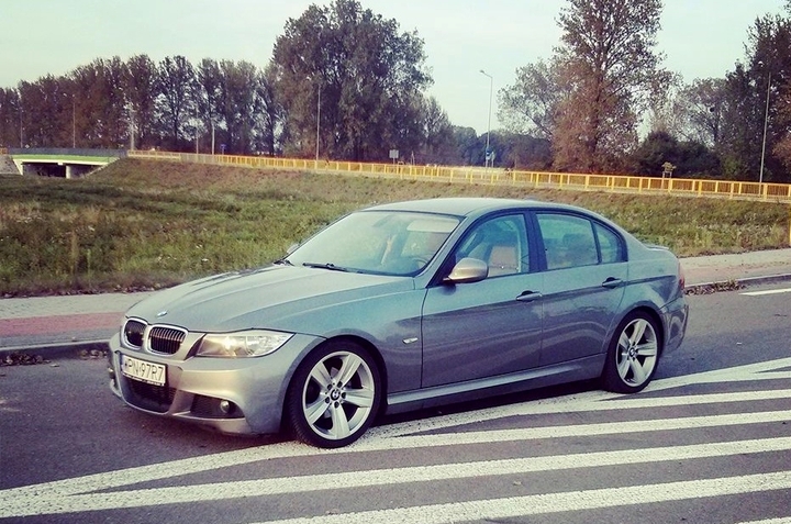 W Ciechanowie zginęło szare BMW E90. Za pomoc w