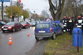 Ulica Wyspiańskiego.  Rozbił auto o drzewo i uciekł