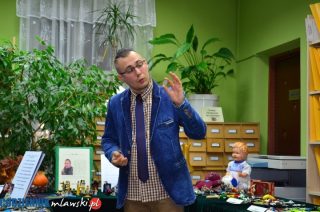 Breloczki, monety, zabawki z PRL – zbiory Szymona Wyrostka zaprezentowane w bibliotece