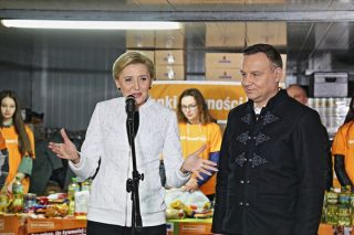 Ciechanów. Prezydent Andrzej Duda z małżonką przygotowali paczki dla potrzebujących