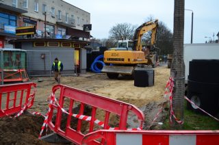 Historyczne fundamenty odkopane przy handlowcu