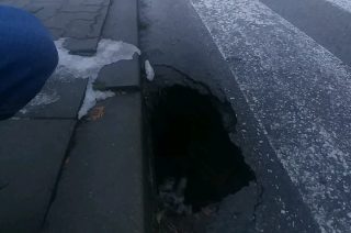 Niebezpieczna niespodzianka na ulicy Obrońców Mławy