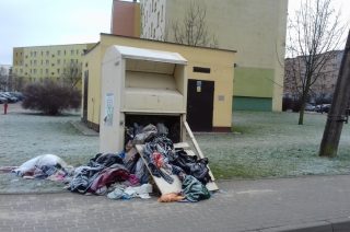 Zniszczone kontenery, porozrzucane ubrania