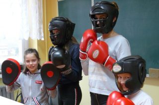 Uczennice SP w Uniszkach Zawadzkich nie czekają na superbohaterów