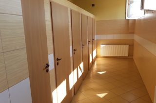 Jakie są szkolne toalety i jak to wygląda w powiecie mławskim?