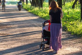 Płońsk. Nietrzeźwa matka spacerowała z dzieckiem w wózku