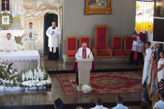 Ks. proboszcz Roman Tomaszewski  powitany przez parafian