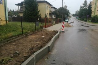 Na Sportowej trwa przebudowa części chodnika