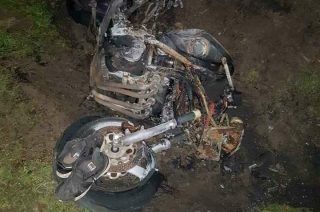 Motocyklista uderzył w przepust, przeleciał przez ogrodzenie, wylądował w ogródku i … przeżył