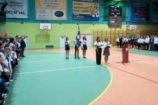 Uśmiechnięte twarze, radość i odświętnie ubrani uczniowie. W SP 3 rozpoczęto nowy rok szkolny
