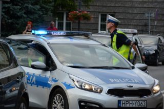 Policjanci pilotowali samochód z rannym
