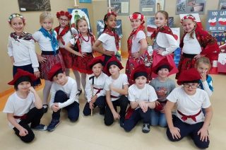 Uczniowie „siódemki” w barwnych, ludowych strojach